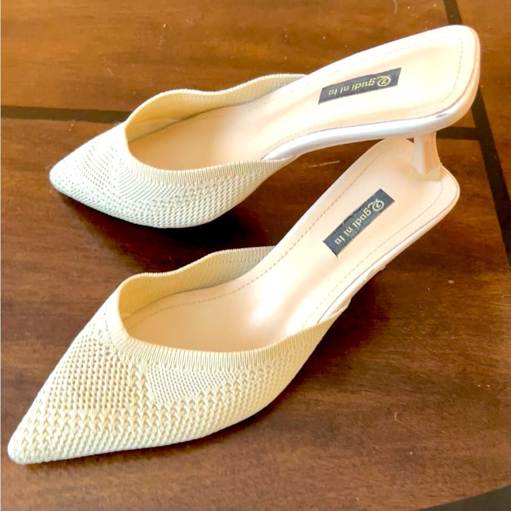 Very cute baige shoes. Size 6,5.